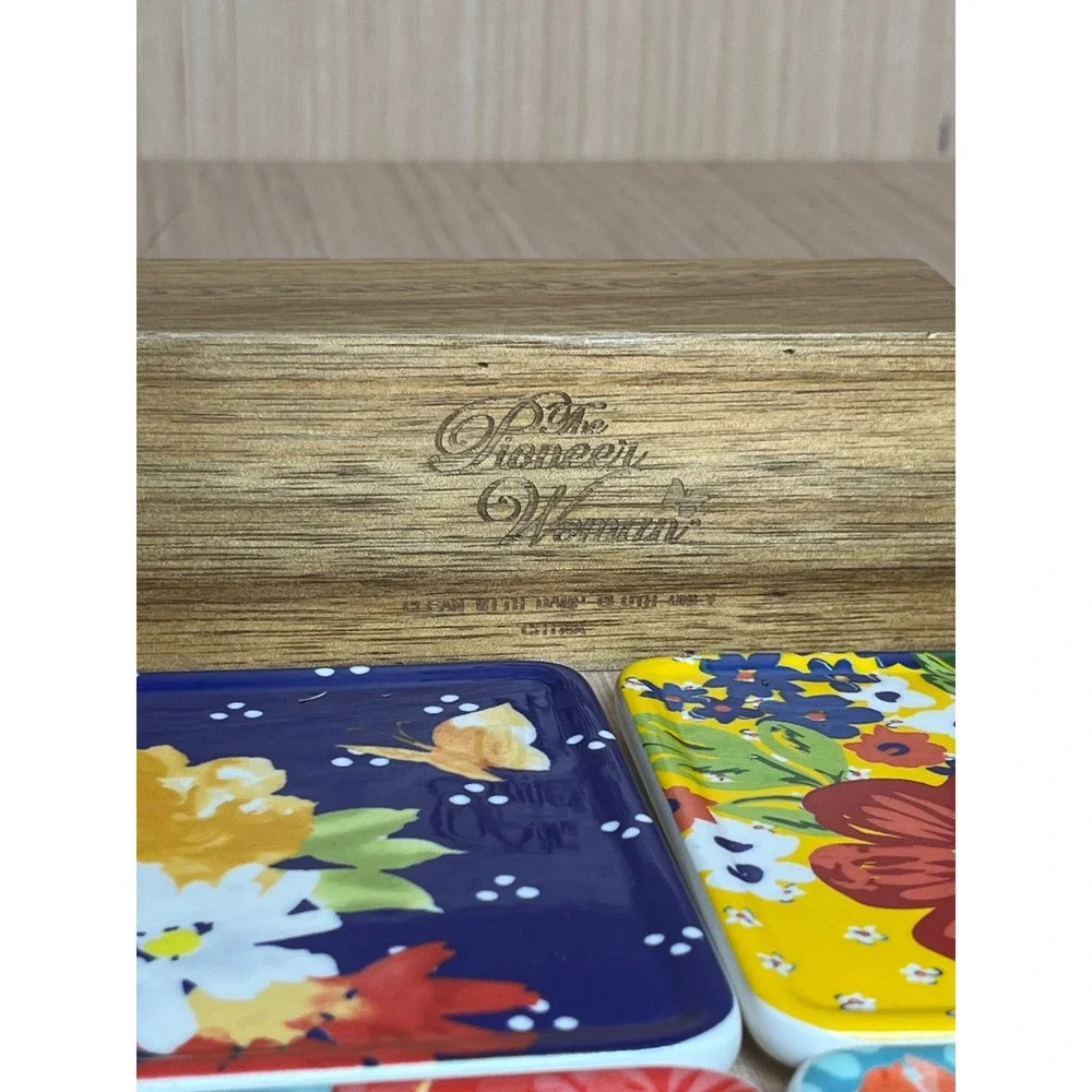 The Pioneer Woman Floral Ceramic Coaster Set of 4 with Engraved Wood Holder Boho